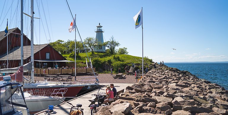 En bild över Hästholmens hamn en solig sommardag. 