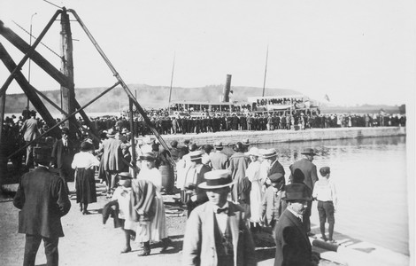 Människor som är i Hästholmens hamn under bärgning av SS Per Brahe. 