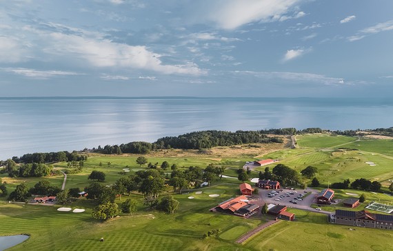 Ett drönarfoto över Ombergs Golf Resort under sommartid. 