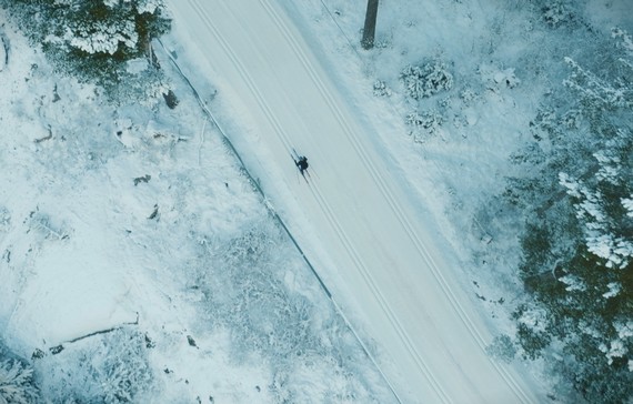 En person som åker skidor vid Skönatorpet i Ödeshög.