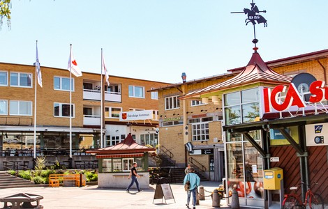 En bild på Ödeshögs centrum och kommunhuset.