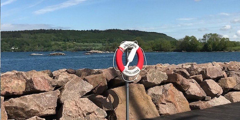 Hästholmens hamn med en livboj 