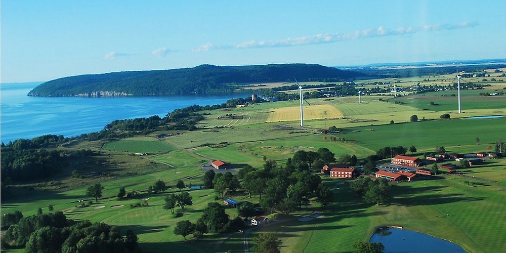 Flygfoto över Öninge och golfbanan samt sjön Vättern