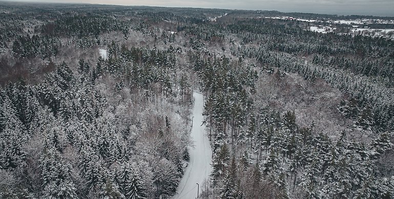 Drönarfoto över motion- och skidspåret vid Skönatorpet under vintertid. 