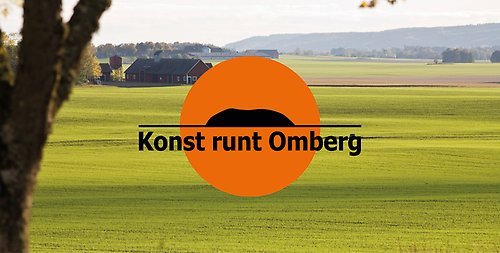 Landskapsbild över östgötaslätten med Konst runt Ombergs logotyp.