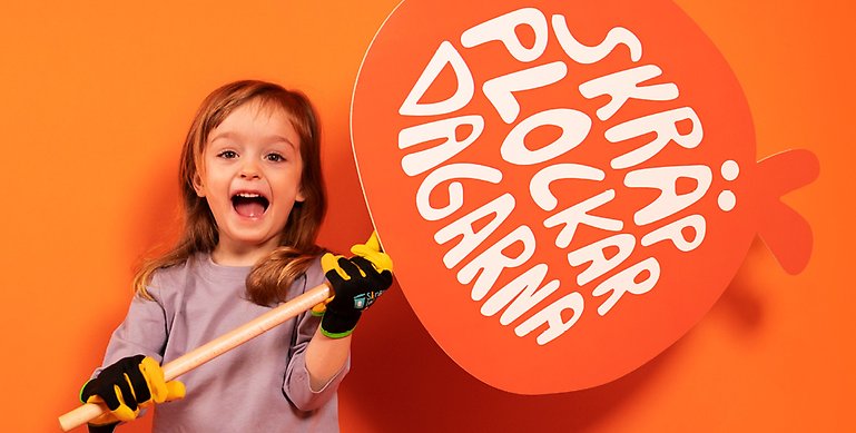 Ett barn håller en skylt med texten "Skräpplockardagarna. Barnet har arbetshandskar på sig och står mot en orange bakgrund. 